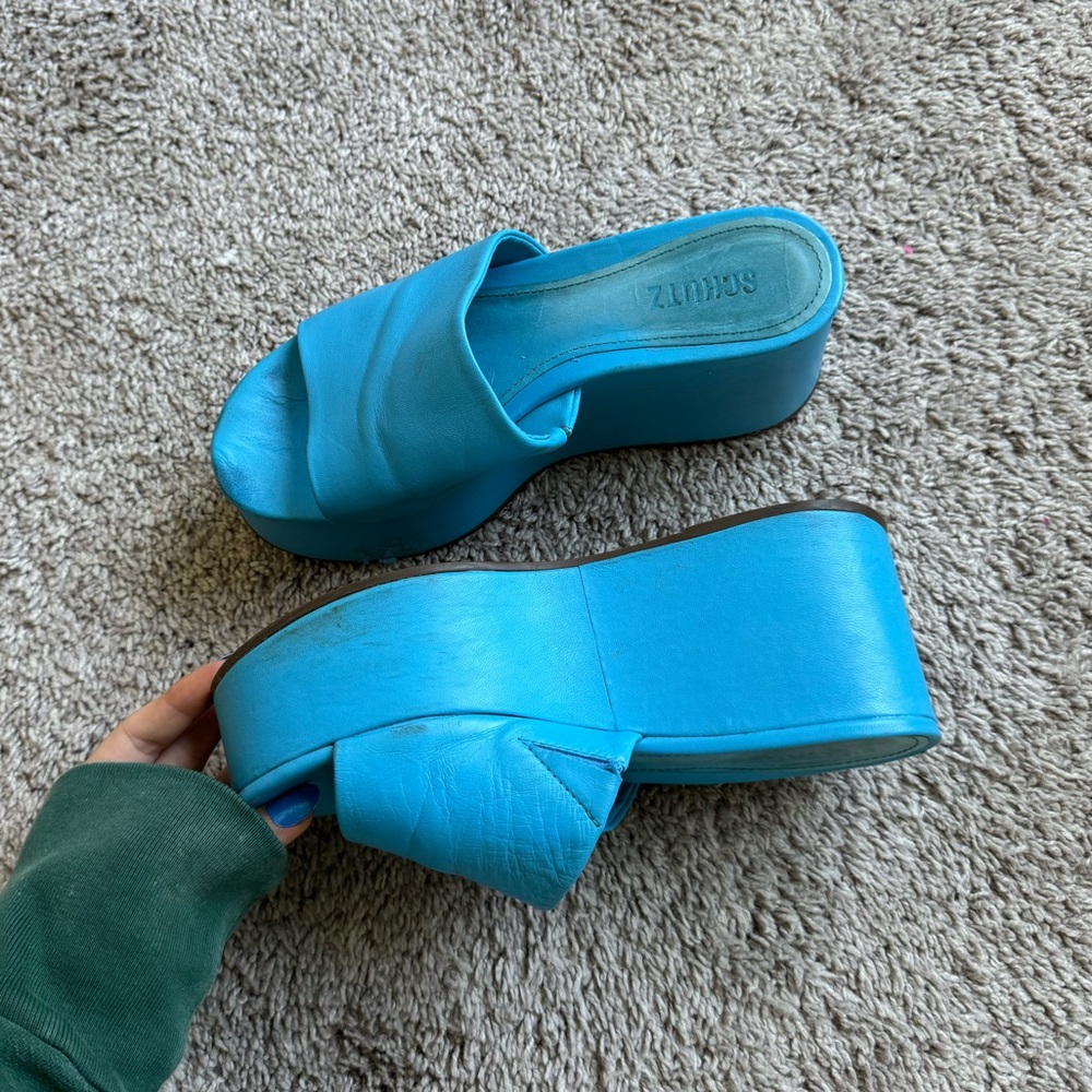Blue Platforms - Picture 2 of 2